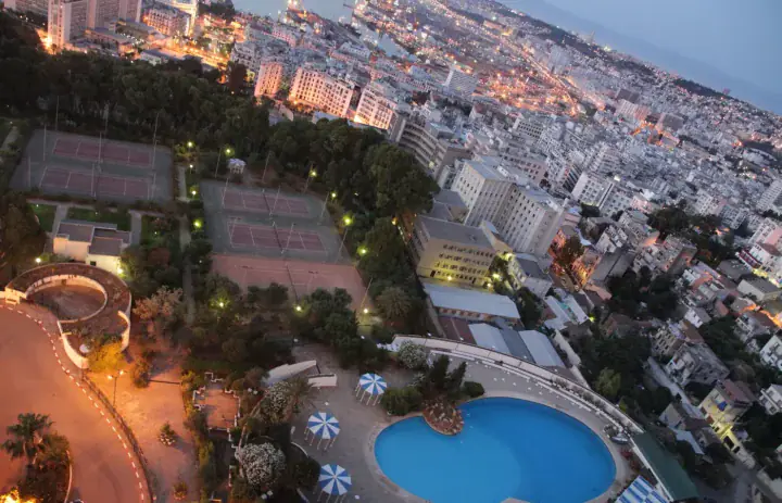 Edifici e baia di Algeri visti dall'El Aurassi Hotel all'alba