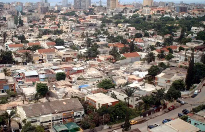 Straßenszene in Luanda mit dem Atlantischen Ozean in der Ferne