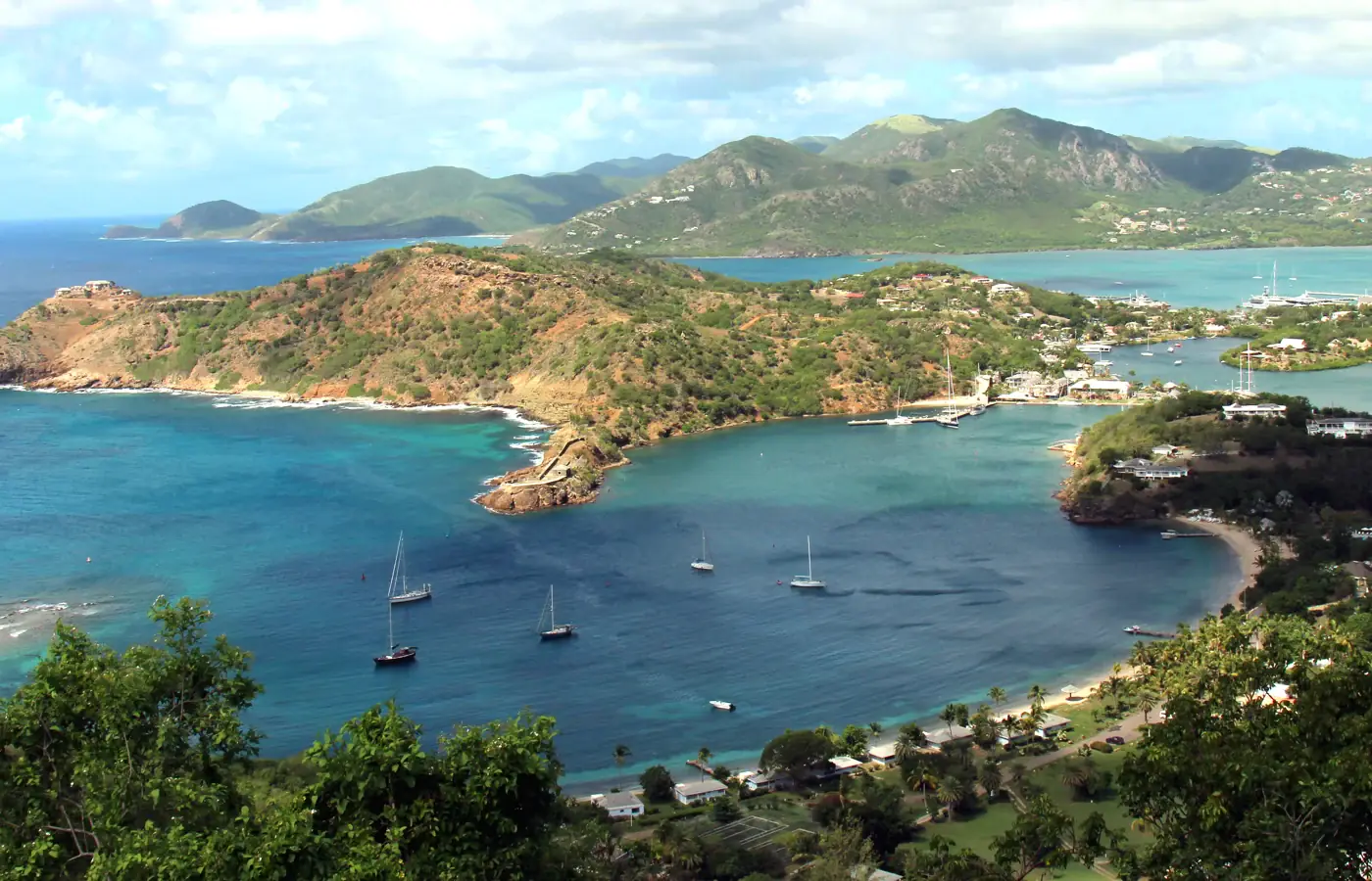 English Harbour et Falmouth Harbour sur Antigua vus depuis Shirley Heights