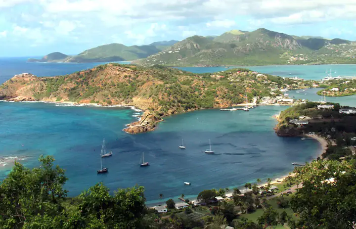 English Harbour et Falmouth Harbour sur Antigua vus depuis Shirley Heights