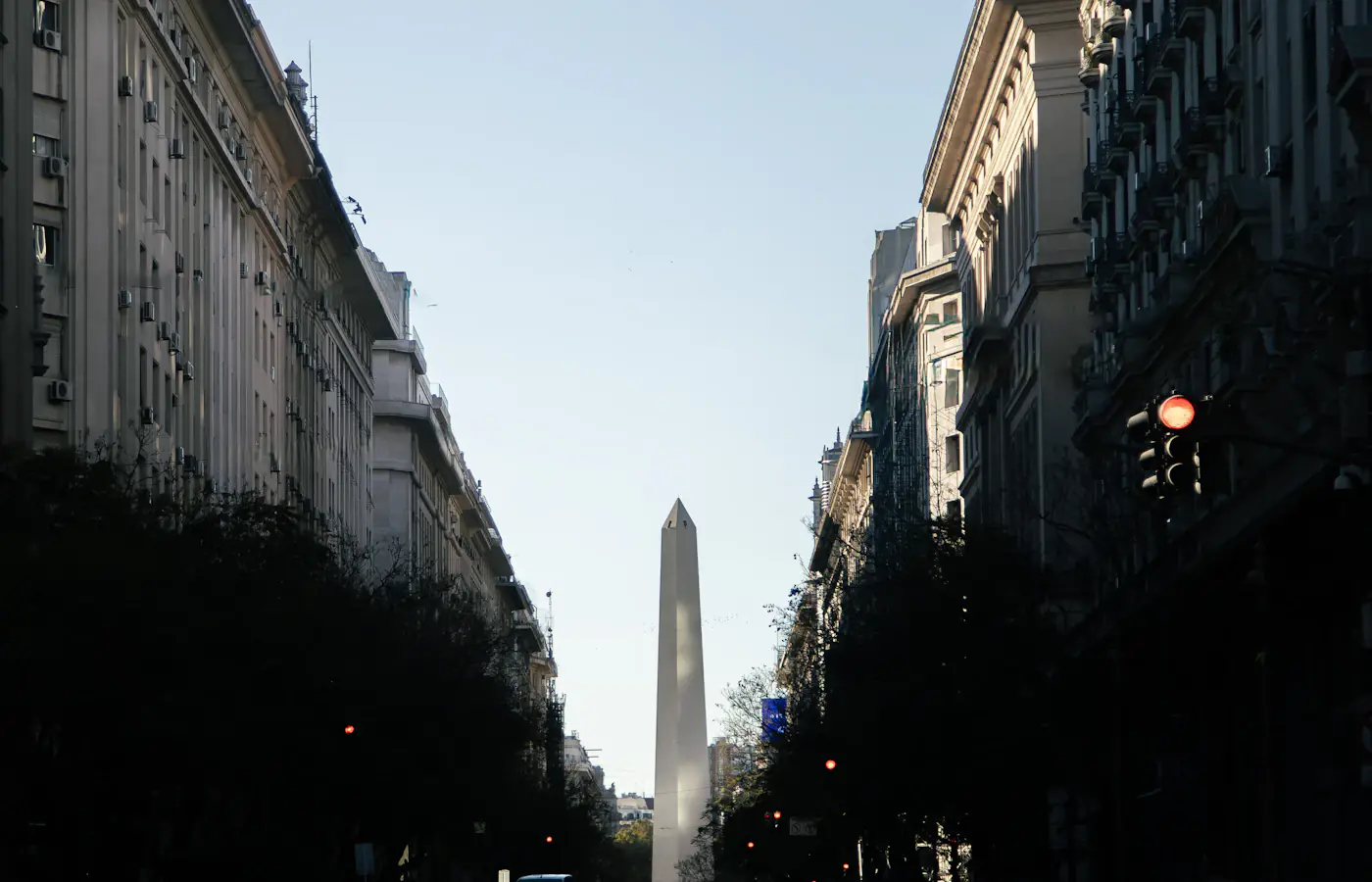 Das Obelisco-Denkmal von einer Straße in Buenos Aires, Argentinien, aus gesehen.