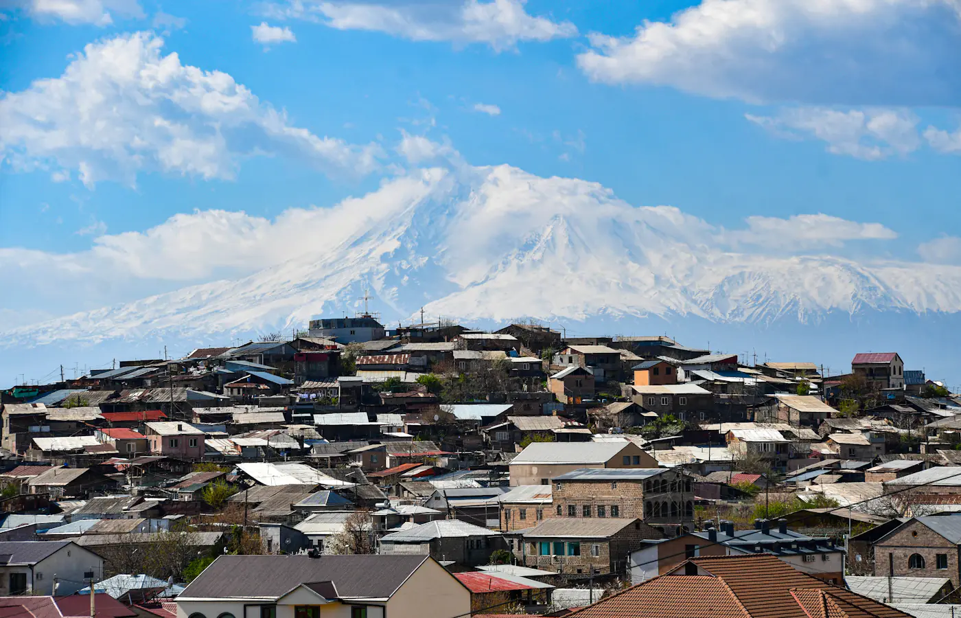 Daken van Jerevan met de berg Ararat in de verte
