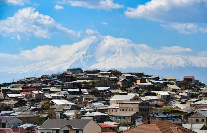 Daken van Jerevan met de berg Ararat in de verte