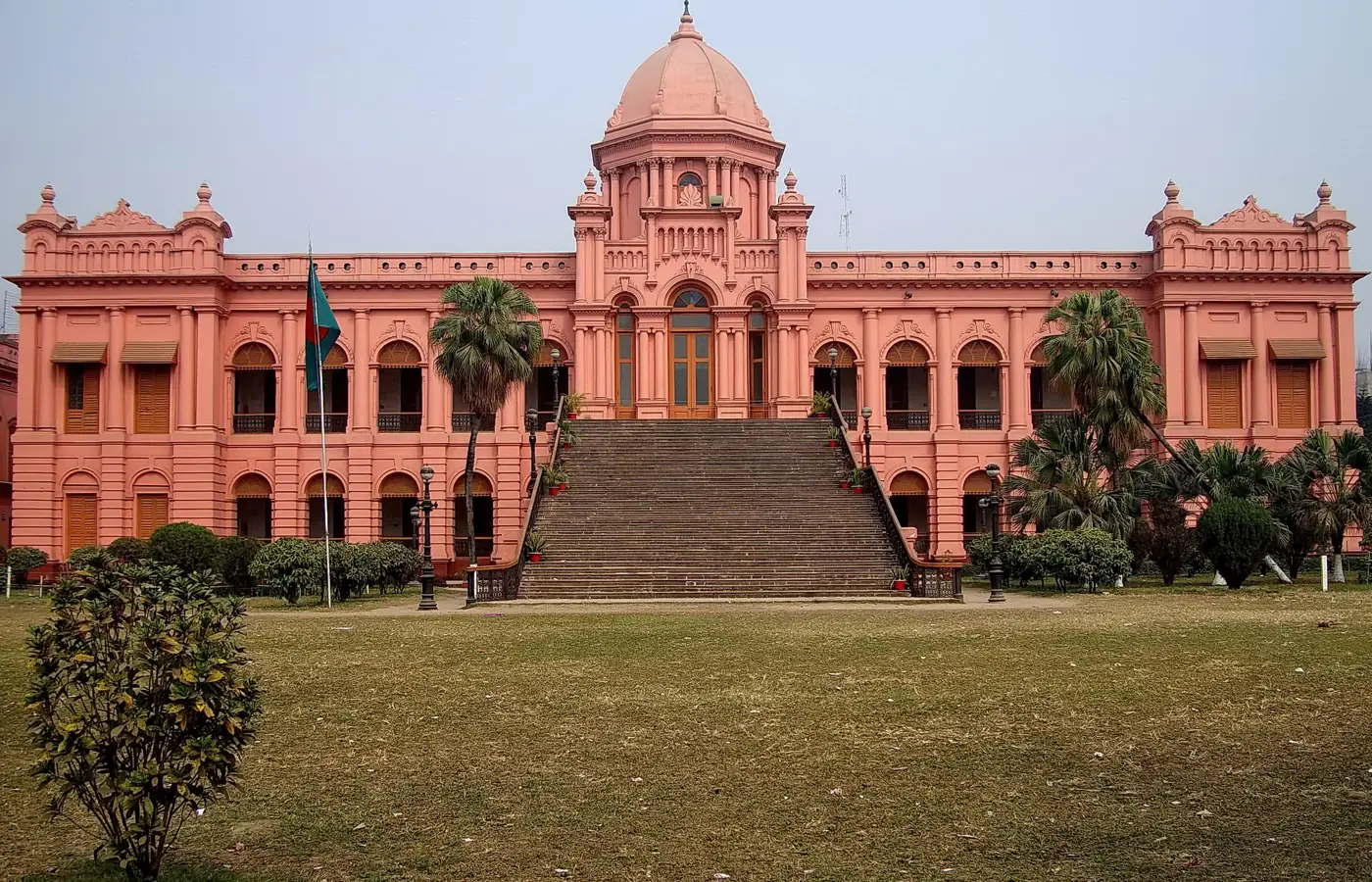 Widok z przodu pałacu Ahsan Manzil w Dhace, Bangladesz
