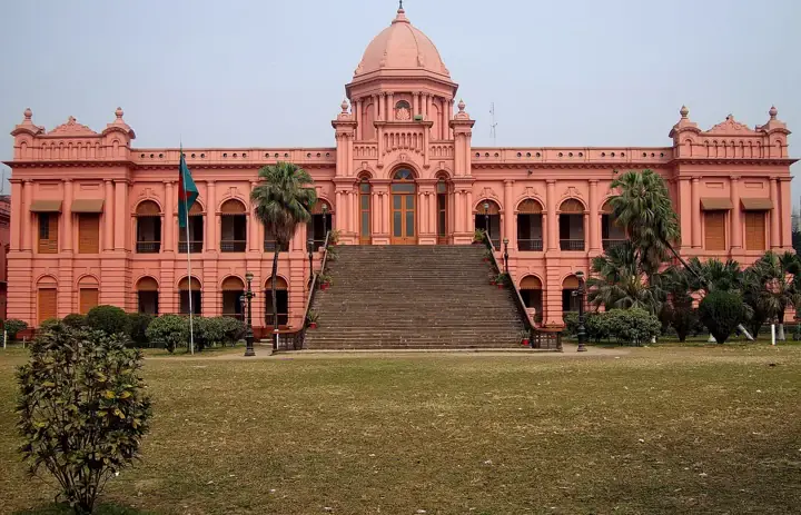 Widok z przodu pałacu Ahsan Manzil w Dhace, Bangladesz