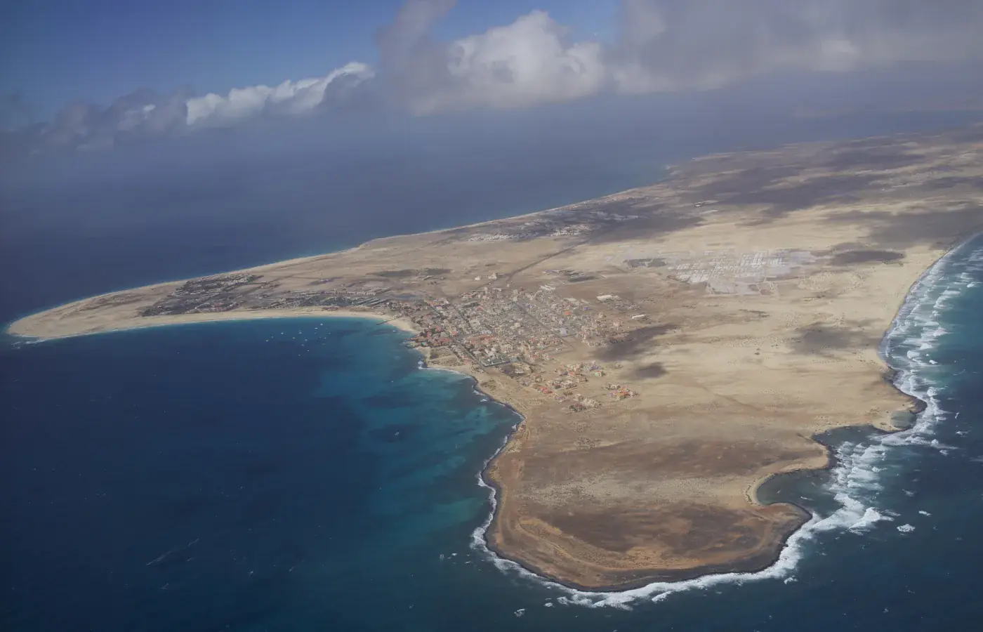 Luchtfoto van Santa Maria en de zanderige zuidkust van Sal, Kaapverdië.