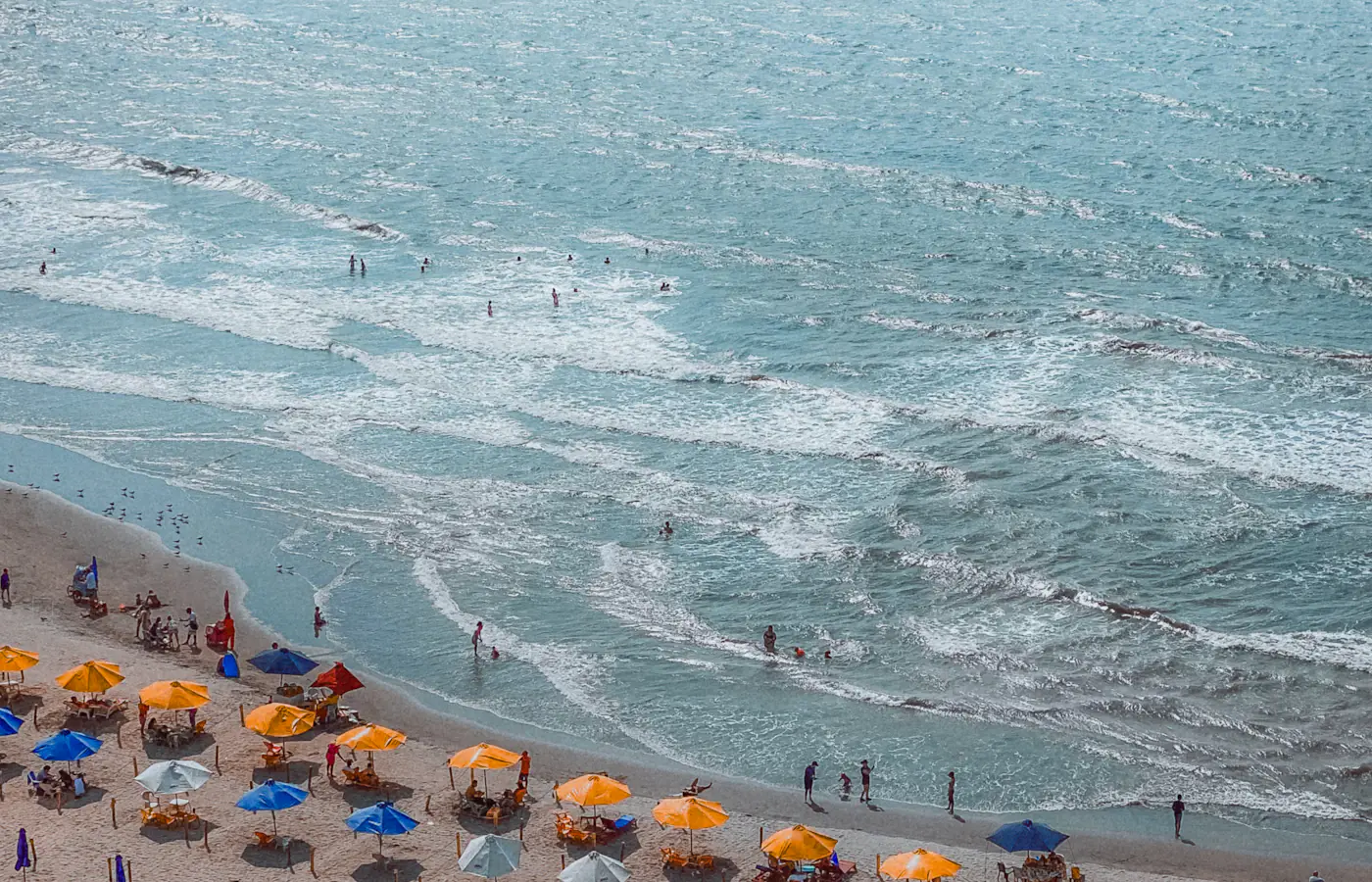 Ombrelloni e bagnanti lungo la costa di Cartagena, Colombia