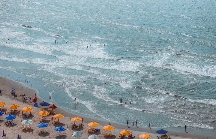 Ombrelloni e bagnanti lungo la costa di Cartagena, Colombia