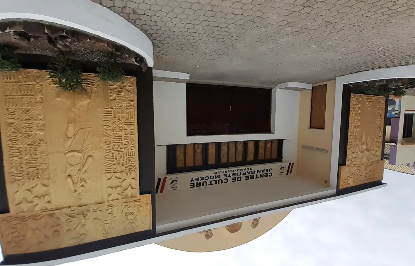 Die dekorierte Fassade und der Eingang des Kulturzentrums Jean-Baptiste Mockey in Grand-Bassam, Côte d'Ivoire