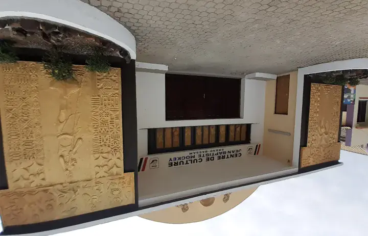 Die dekorierte Fassade und der Eingang des Kulturzentrums Jean-Baptiste Mockey in Grand-Bassam, Côte d'Ivoire