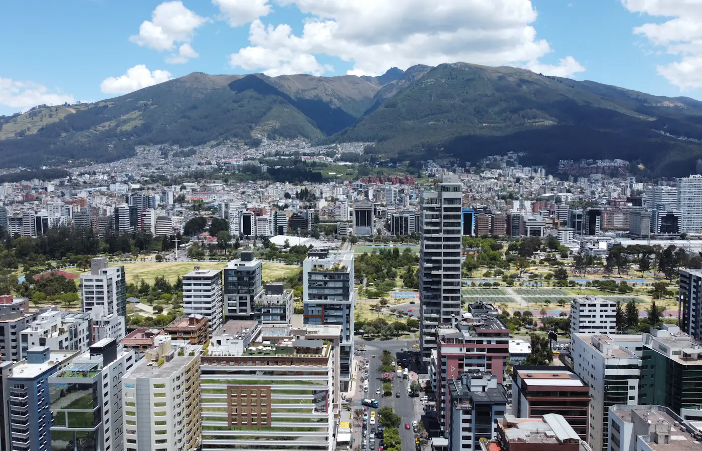 Edifici di Quito, Parque La Carolina e le Ande dietro di loro in Ecuador