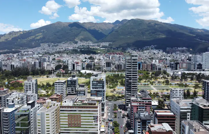 Edifici di Quito, Parque La Carolina e le Ande dietro di loro in Ecuador