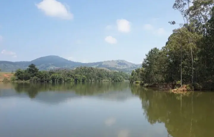 Ein See im Mlilwane Wildlife Sanctuary, Eswatini.