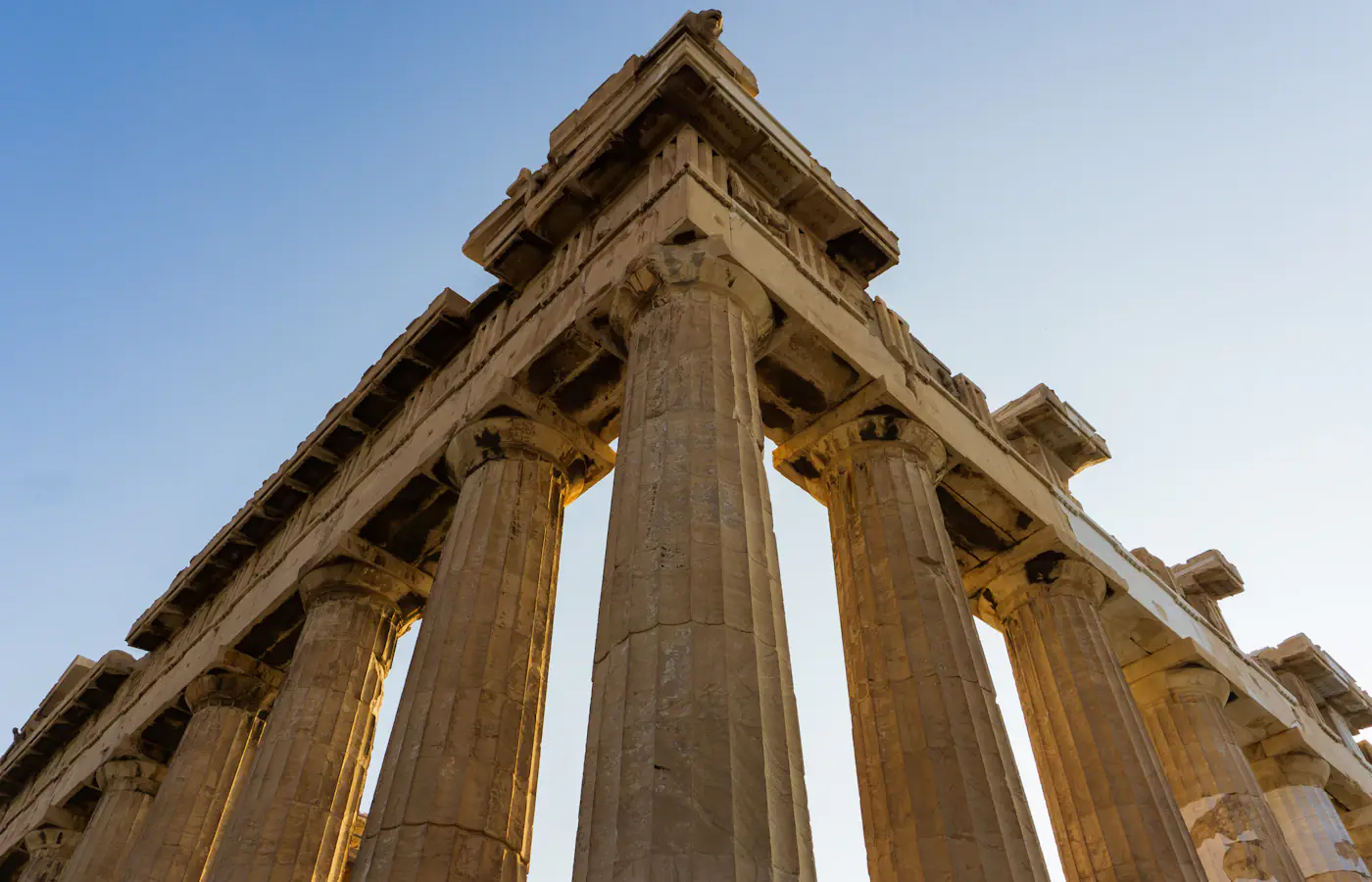 De stenen zuilen van het Parthenon op de Acropolis in Athene, Griekenland
