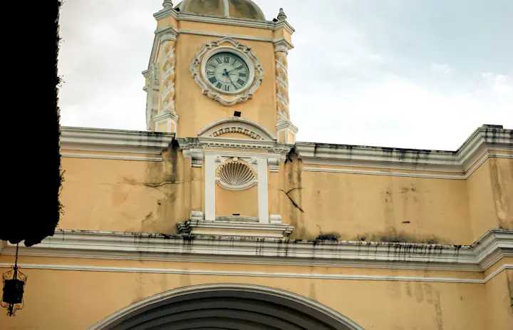 Nabije weergave van de gele Santa Catalina-boog en klokkentoren in Antigua Guatemala