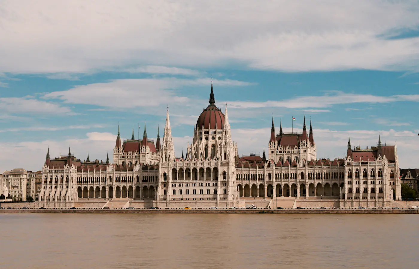 Будівля парламенту Угорщини виходить на Дунай у Будапешті