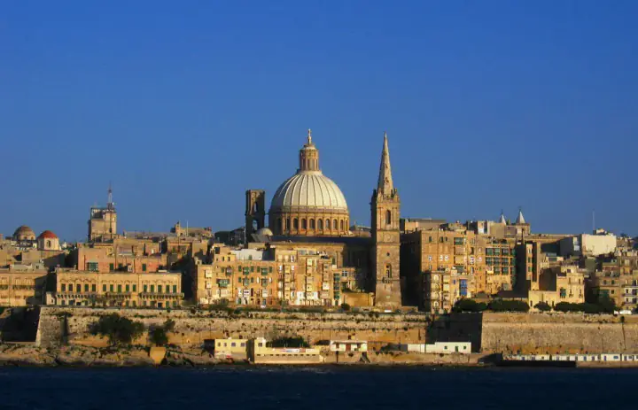 Il lungomare della Valletta con la cupola della Basilica di Nostra Signora del Monte Carmelo e la guglia della Pro-Cattedrale di San Paolo