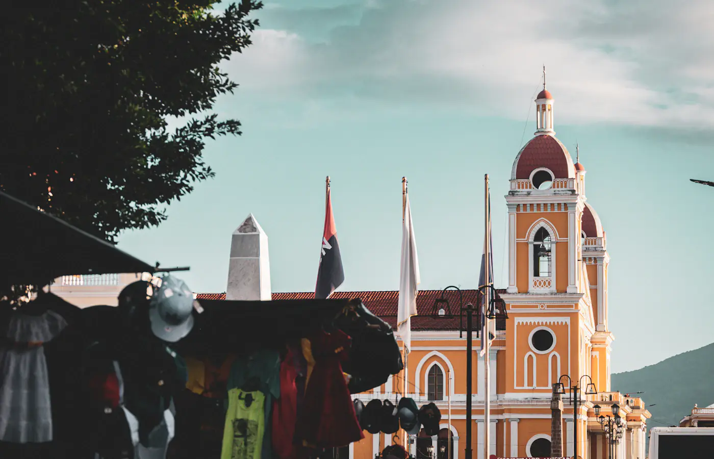 Kathedraal van Granada met zijn gele toren en marktkraampjes in Nicaragua
