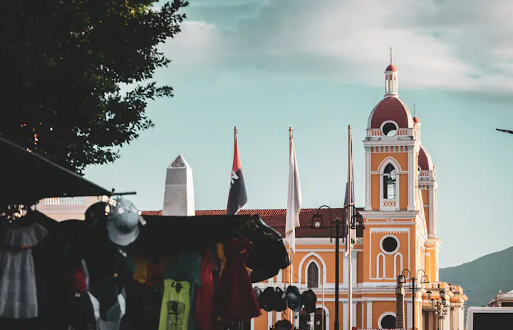 Kathedraal van Granada met zijn gele toren en marktkraampjes in Nicaragua