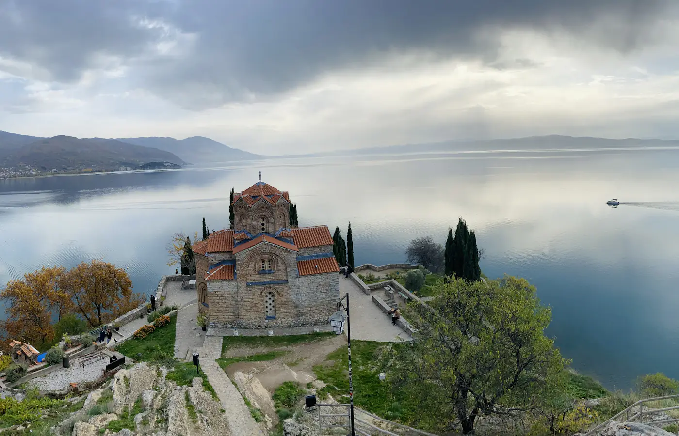 Igreja de São João em Kaneo com vista para o Lago Ohrid, Macedônia do Norte