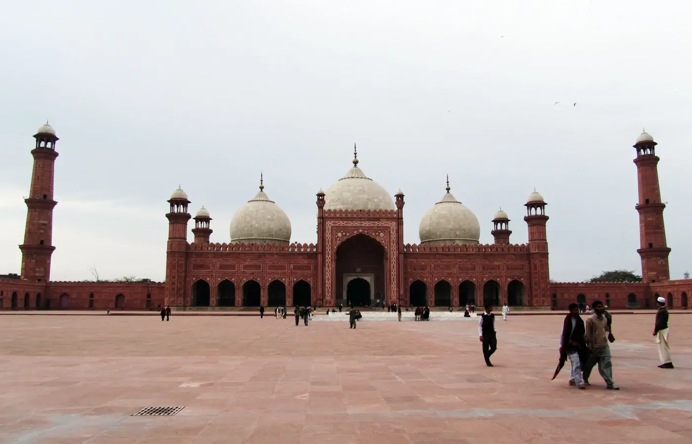 Drei Kuppeln und Minarette der Badshahi-Moschee vom Innenhof aus gesehen in Lahore, Pakistan