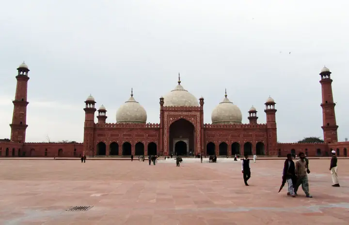 Drei Kuppeln und Minarette der Badshahi-Moschee vom Innenhof aus gesehen in Lahore, Pakistan