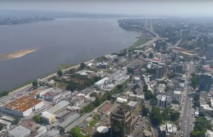 Veduta aerea degli edifici di Brazzaville e del fiume Congo nella Repubblica del Congo