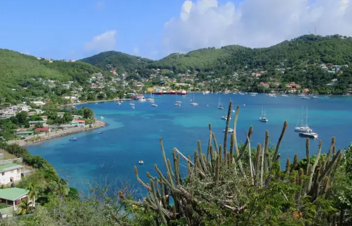 Łodzie zacumowane w Admiralty Bay pod zielonymi wzgórzami Bequia, Saint Vincent i Grenadyny.