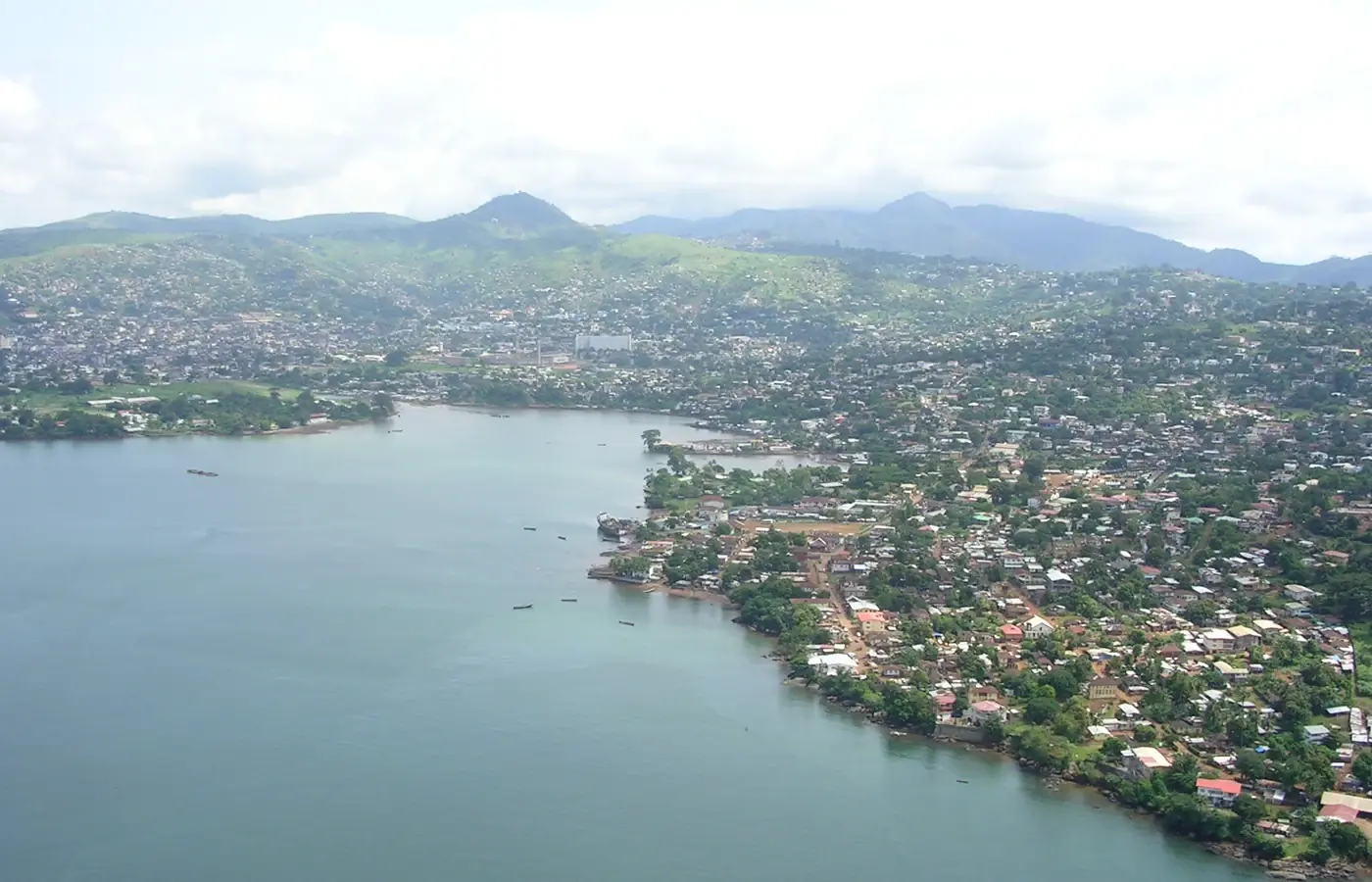 Widok z lotu ptaka na port Freetown i zielone wzgórza za miastem w Sierra Leone
