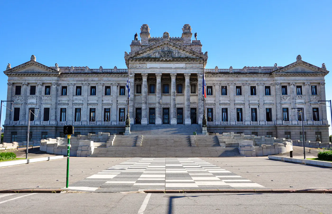 De zuilengevel en trap van het Palacio Legislativo in Montevideo, Uruguay