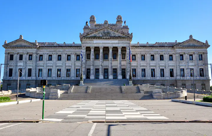 De zuilengevel en trap van het Palacio Legislativo in Montevideo, Uruguay