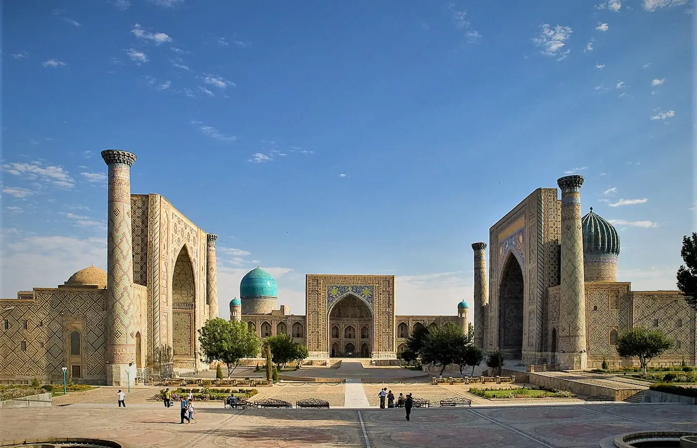 Praça Registan em Samarcanda, incluindo as madraças Ulugbek, Sherdor e Tilla-Kari.
